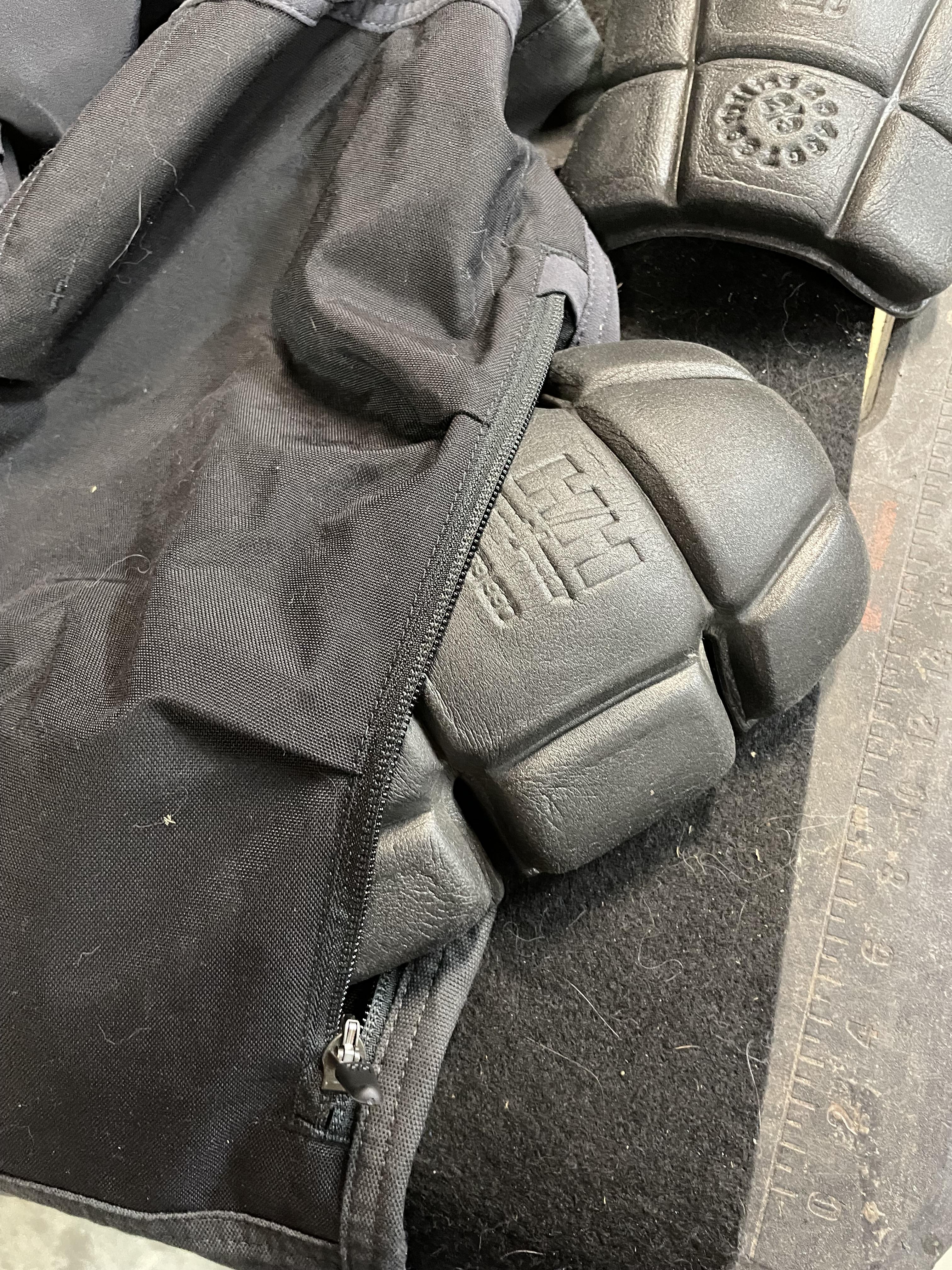 Helly Hansen side zip knee pad pockets