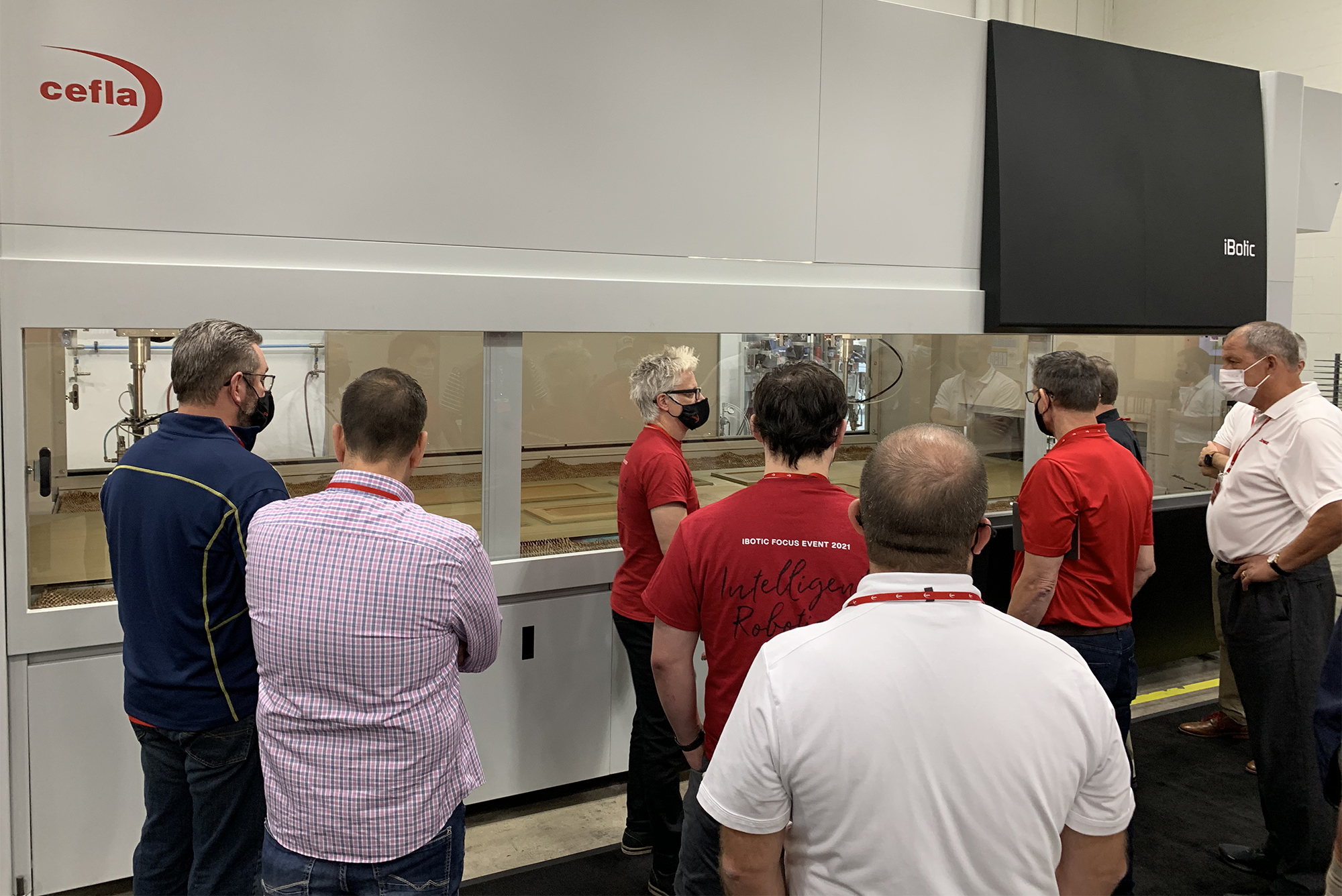 On October 28, 2021, the Cefla team hosted a number of North American companies to a focused event highlighting its adhesive glue spray capabilities.