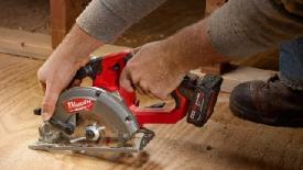 Milwaukee-Tool-circular-saw-cordless-cutting-floor-thumb.jpg