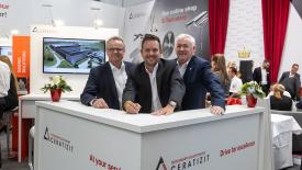 ceratizit_richard_comer_signing_the_dealer_extension_joined_by_andreas_olthoff_and_chris_mckenna_web.jpg