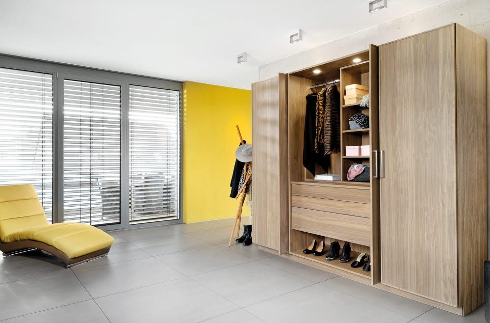 PP_Stage_Garderobe_Milieu_Anschnitt%20Brosch%c3%bcre.jpg